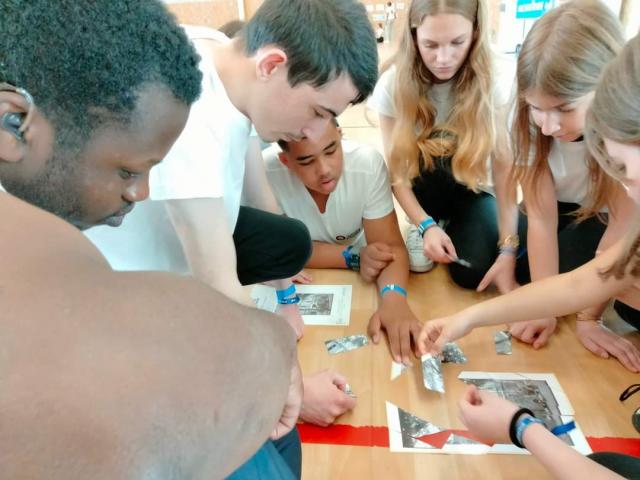 Jeunes assemblant un puzzle pour décrypter une énigme