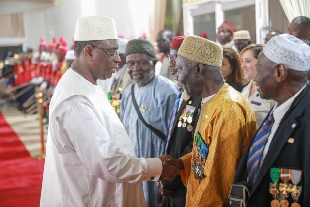 Le président Maki Sall accueille les tirailleurs au palais présidentiel et leur remet l'Ordre national du Lion (2) © Palais de la Présidence.JPG