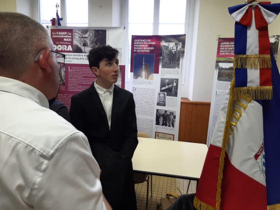 Jeune porte-drapeau (issu de l’Ecole des jeunes porte-drapeaux du Cantal), à l’écoute d’un membre de l’association Mémoire(s) et déportation du cantal ©ONaCVG